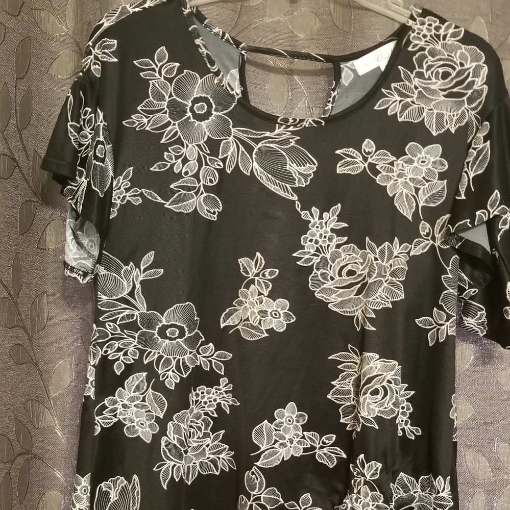 Stem & Vine Ladies black and white  top